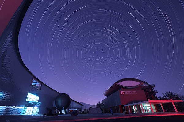 밀양아리랑 우주천문대의 밤 하늘을 북극성 중심으로 시계 반대 방향으로 이동하는 별의 일주운동 궤적을 담은 사진. (사진=밀양시) copyright 데일리중앙