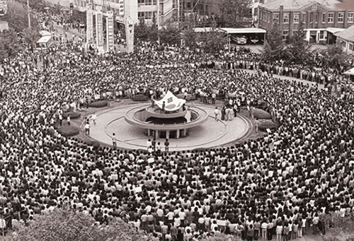 40년 전 항쟁의 중심지 옛 전남도청 앞 광장에서는 분수대를 중심으로 2만여 명의 시민과 학생들이 모여 '민족민주화대성회'를 열고 대대적인 횃불행진을 벌였다. (사진=5.18기념재단) copyright 데일리중앙