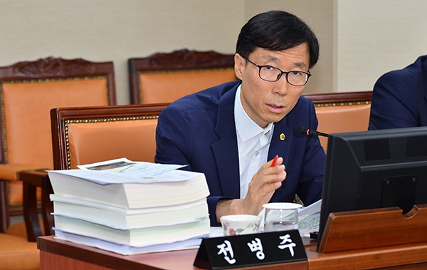 서울시의회 민주당 전병주 의원은 18일 8.15 광복 75주년을 맞아 일제강점기 잔재인 유치원 명칭 사용의 청산을 촉구했다. 대신 '유아학교'로 불러야 한다고 주장했다.copyright 데일리중앙