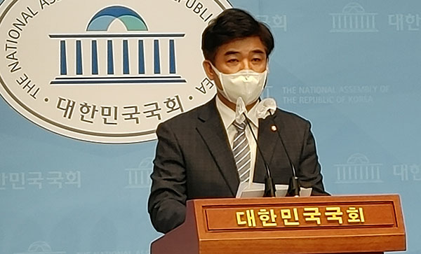 민주당 김병욱 국회의원은 20일 국회 소통관에서 기자회견을 열어 국민 세부담을 덜기 위한 종부세·재산세 인하법을 발의한다고 밝혔다.copyright 데일리중앙