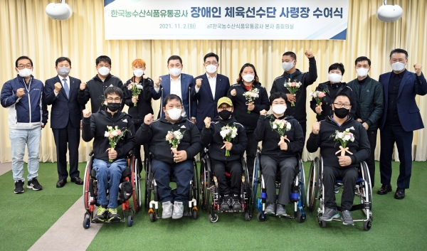 한국농수산식품유통공사는 론볼, 역도, 당구, 럭비, 육상 등 5개 종목에서 장애인 선수 10명을 채용하고 2일 나주 본사에서 사령장을 수여했다. (사진=aT공사)copyright 데일리중앙