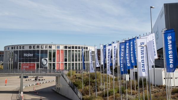 삼성전자가 오는 2~6일(현지시간) 독일 베를린 '메세 베를린(Messe Berlin)'에서 열리는 유럽 최대 가전전시회 'IFA 2022'에 앞서 전시회장 입구에 깃발 광고를 설치했다. (사진=삼성전자) copyright 데일리중앙