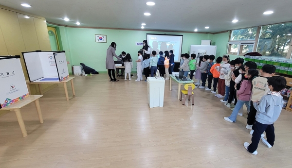 인천시선관위는 유치원생(6세, 7세)을 대상으로 지난 18일, 19일, 25일 '미리 만나보는 민주주의 선거교실'을 시범 운영했다. (사진=인천시선관위) copyright 데일리중앙