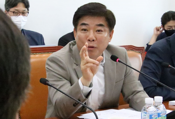 김병욱 민주당 국회의원은 17일 전기·가스·석유 등 에너지 가격급등·수급문제가 심각한 경우 국가가 사회재난으로 선포해 관리할 수 있는 '재난안전법' 개정안을 대표발의했다.copyright 데일리중앙