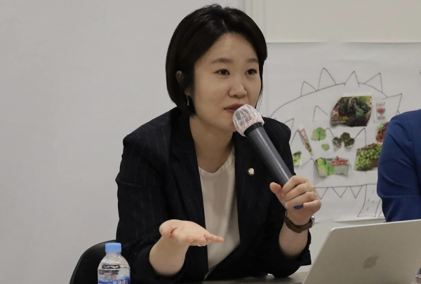이소영 민주당 국회의원은 26일 이웃을 위협하는 공공임대 입주자를 강제 퇴거할 수 있도록 하는 내용의 법안을 국회에 제출했다.copyright 데일리중앙