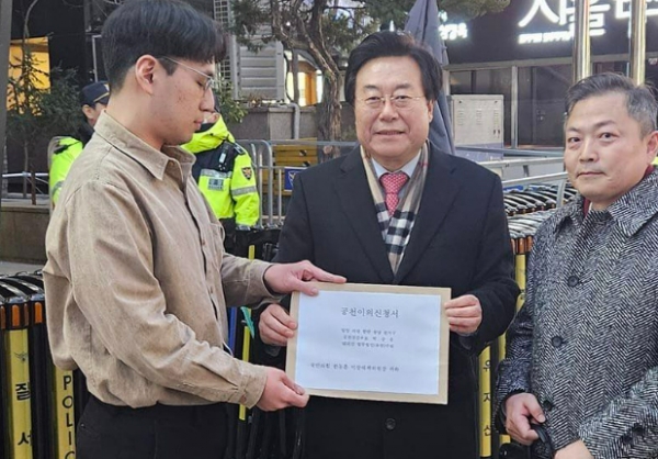 국민의힘 밀양·의령·함안·창녕 선거구 공천에서 탈락한 박상웅 후보(가운데)는 최근 당 기조국에 공천이의신청을 제출했다.copyright 데일리중앙