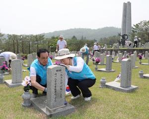 수협중앙회·Sh수협은행, 현충일 앞두고 국립서울현충원 묘역 정화활동 펼쳐